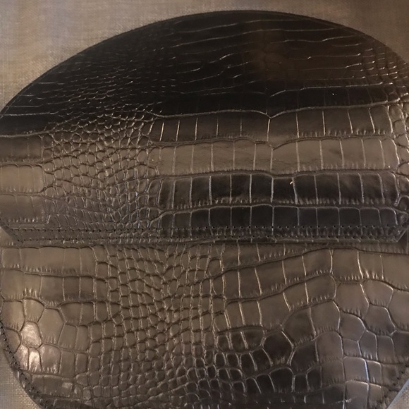 SCUI STUDIOS Croc Embossed Leather Crossbody Bag - Picture 6 of 7